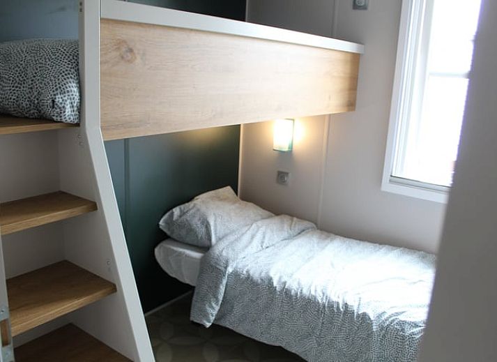 Zwei Ferienhaeuser in Lieren, Veluwe, Gelderland mit schoenen Holzterrassen.