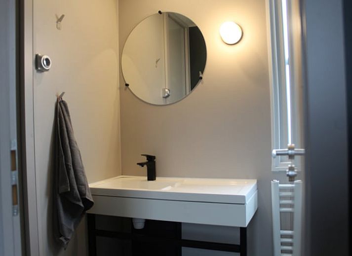 Zwei Ferienhaeuser in Lieren, Veluwe, Gelderland mit schoenen Holzterrassen.