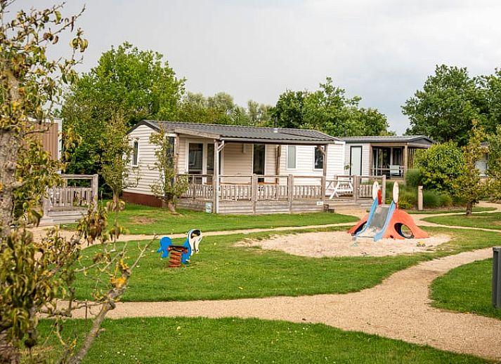 Playground at cottage in Lieren, vacation home in the Veluwe, Gelderland. Child-friendly environment with lots of greenery.