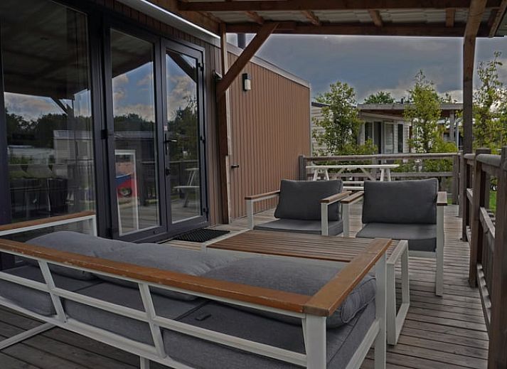 Playground at cottage in Lieren, vacation home in the Veluwe, Gelderland. Child-friendly environment with lots of greenery.