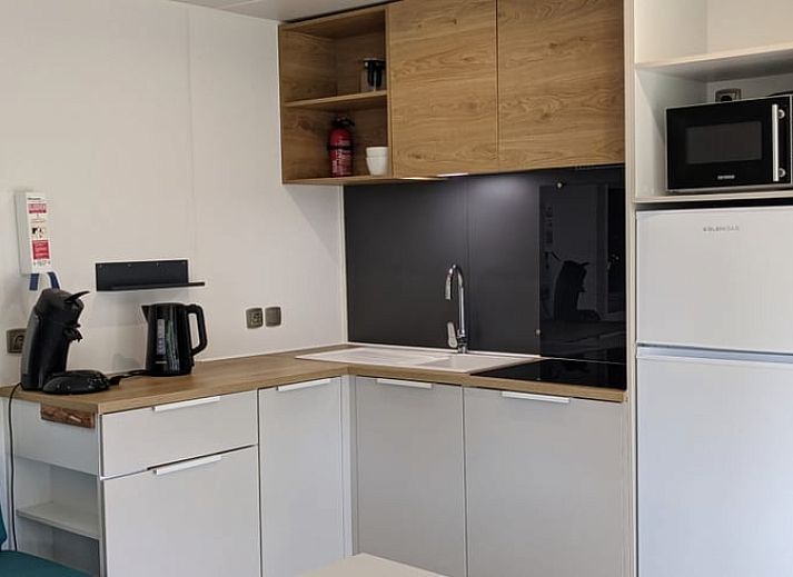 Playground at cottage in Lieren, vacation home in the Veluwe, Gelderland. Child-friendly environment with lots of greenery.