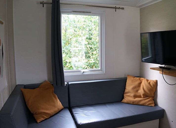 Ferienhaus in Lieren an der Veluwe mit Holzveranda und Blick auf die gruene Umgebung in Gelderland.