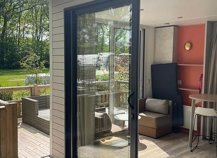 Moderne veranda van Vakantiehuis in Lieren, Veluwe, Gelderland, omgeven door groen en rust.