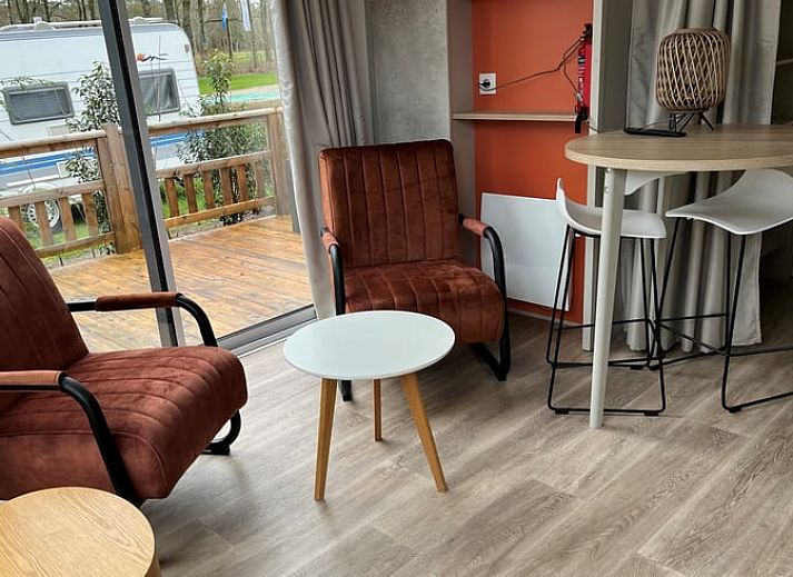 Moderne veranda van Vakantiehuis in Lieren, Veluwe, Gelderland, omgeven door groen en rust.