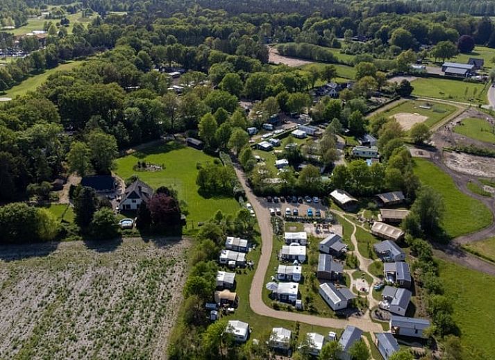 Gezellig terras bij Vakantiehuis in Lieren, Veluwe, Gelderland met uitzicht op de natuur.