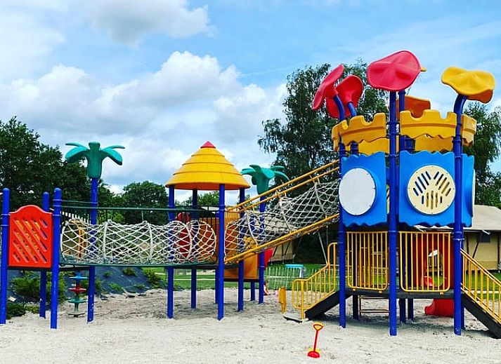 Binnenruimte van Vakantiehuis in Lieren, Veluwe, Gelderland met lichte inrichting en uitzicht op terras.