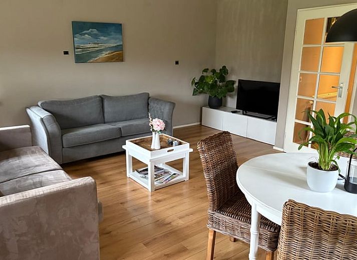 Veranda van Vakantiehuisje in Wekerom, Veluwe, omgeven door bloeiende hortensia's.