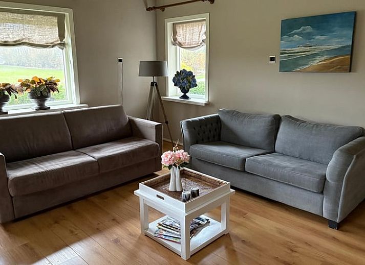 Veranda van Vakantiehuisje in Wekerom, Veluwe, omgeven door bloeiende hortensia's.