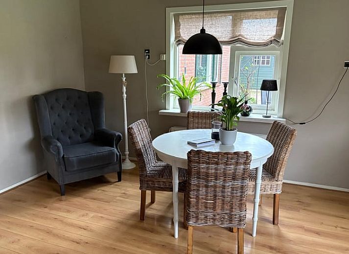 Veranda van Vakantiehuisje in Wekerom, Veluwe, omgeven door bloeiende hortensia's.