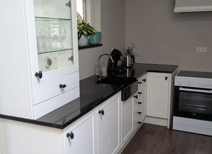 Gezellige woonkamer van Vakantiehuisje in Wekerom, Veluwe, met comfortabele zithoek.