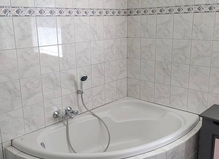 Gezellige woonkamer van Vakantiehuisje in Wekerom, Veluwe, met comfortabele zithoek.