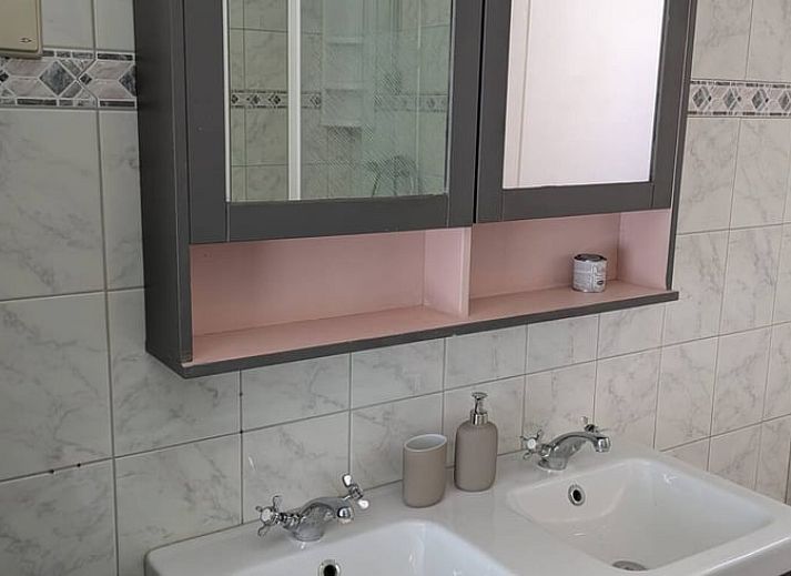 Gezellige woonkamer van Vakantiehuisje in Wekerom, Veluwe, met comfortabele zithoek.