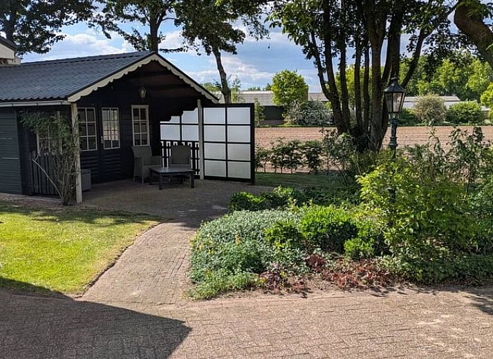 Eethoek met uitzicht op de natuur in Vakantiehuisje in Wekerom, Veluwe.