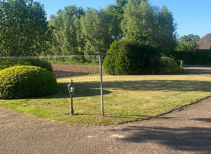 Eethoek met uitzicht op de natuur in Vakantiehuisje in Wekerom, Veluwe.