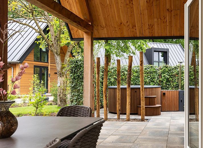 Green Roof of Forest Villa mit Whirlpool & Sauna in Wekerom, Veluwe, Gelderland. Geniessen Sie Ruhe und Frieden in diesem Ferienhaus fuer sechs Personen.