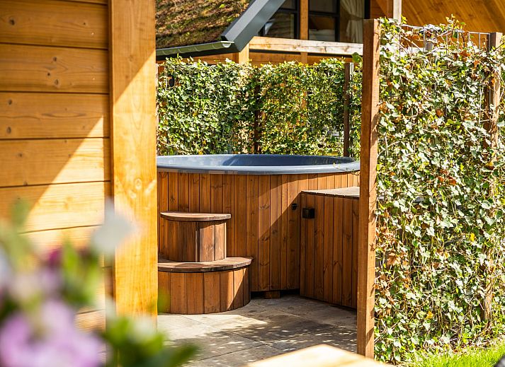 Green Roof of Forest Villa mit Whirlpool & Sauna in Wekerom, Veluwe, Gelderland. Geniessen Sie Ruhe und Frieden in diesem Ferienhaus fuer sechs Personen.