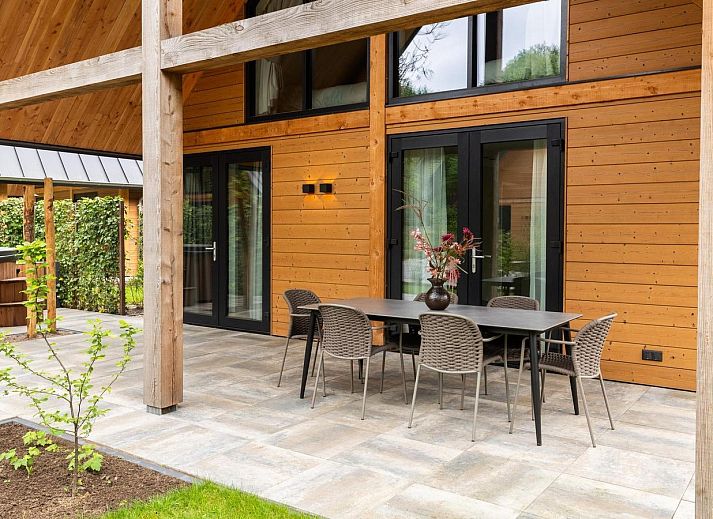 Green Roof of Forest Villa mit Whirlpool & Sauna in Wekerom, Veluwe, Gelderland. Geniessen Sie Ruhe und Frieden in diesem Ferienhaus fuer sechs Personen.