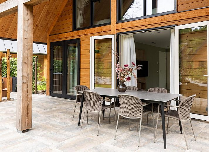 Green Roof of Forest Villa mit Whirlpool & Sauna in Wekerom, Veluwe, Gelderland. Geniessen Sie Ruhe und Frieden in diesem Ferienhaus fuer sechs Personen.
