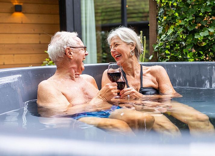 Waldvilla mit Whirlpool und Sauna in Wekerom, Veluwe, Gelderland, umgeben von ueppiger Natur. Ideales Ferienhaus fuer sechs Personen.