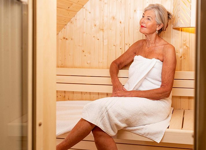 Waldvilla mit Whirlpool und Sauna in Wekerom, Veluwe, Gelderland, umgeben von ueppiger Natur. Ideales Ferienhaus fuer sechs Personen.