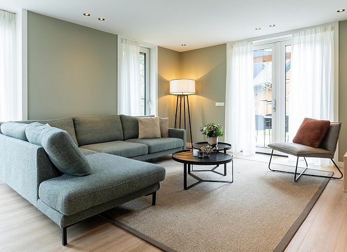 Ueberdachte Terrasse mit Whirlpool in Bos Villa with Hot Tub & Sauna in Wekerom, Veluwe, Gelderland. Ferienhaus fuer sechs Personen.