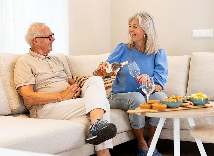 Ueberdachte Terrasse mit Whirlpool in Bos Villa with Hot Tub & Sauna in Wekerom, Veluwe, Gelderland. Ferienhaus fuer sechs Personen.