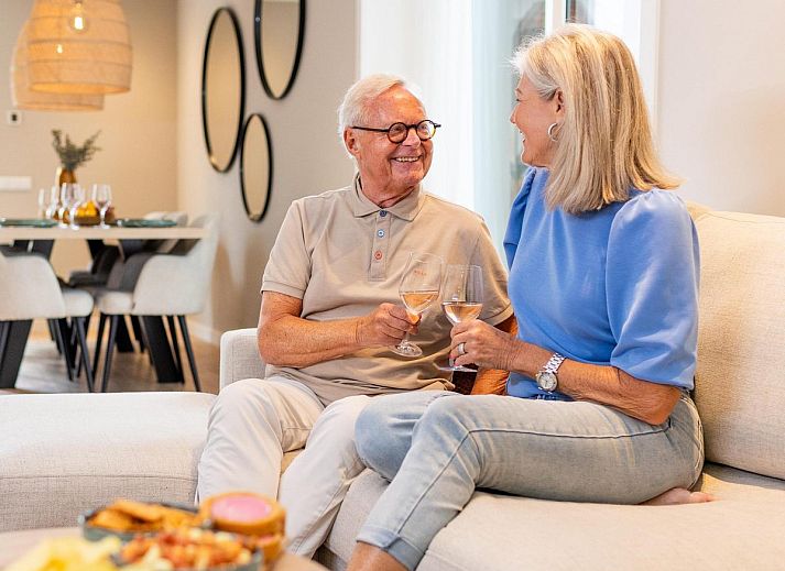 Ueberdachte Terrasse mit Whirlpool in Bos Villa with Hot Tub & Sauna in Wekerom, Veluwe, Gelderland. Ferienhaus fuer sechs Personen.