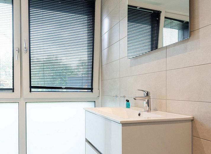 Rustikale Veranda der Bos Villa mit Whirlpool & Sauna in Wekerom, Veluwe, Gelderland. Perfektes Ferienhaus fuer sechs Personen.