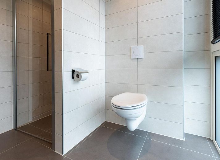 Rustikale Veranda der Bos Villa mit Whirlpool & Sauna in Wekerom, Veluwe, Gelderland. Perfektes Ferienhaus fuer sechs Personen.