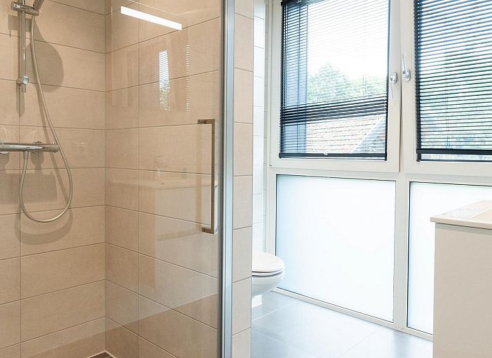 Rustikale Veranda der Bos Villa mit Whirlpool & Sauna in Wekerom, Veluwe, Gelderland. Perfektes Ferienhaus fuer sechs Personen.