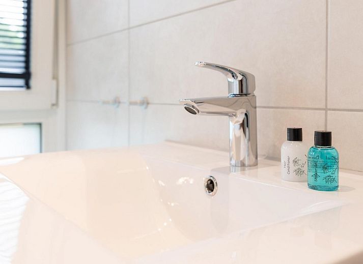 Gemuetliche Terrasse mit Blick auf den Garten in Bos Villa mit Whirlpool & Sauna in Wekerom, Veluwe, Gelderland. Ferienhaus fuer sechs Personen.