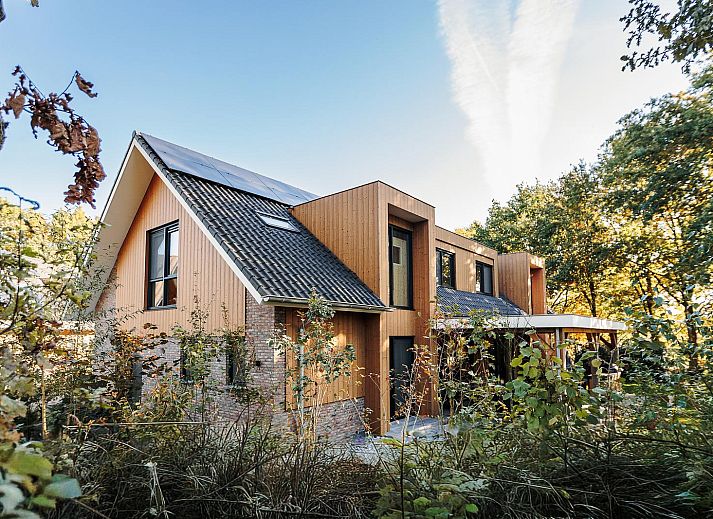 Heide Villa in Wekerom, Veluwe, Gelderland met ruime veranda en moderne architectuur.