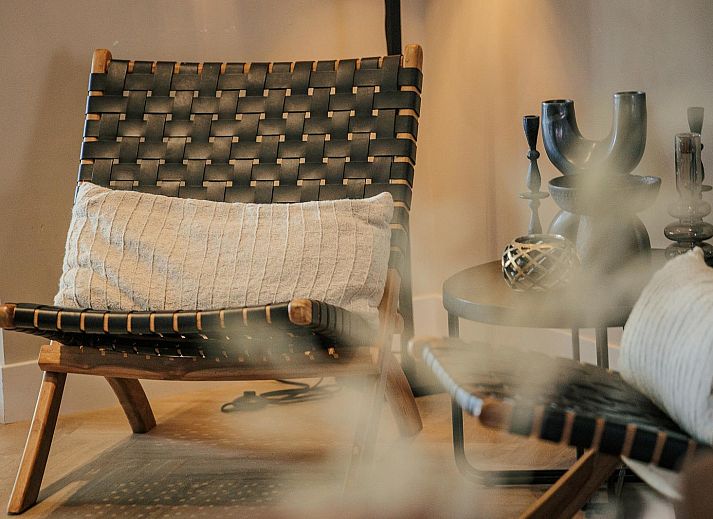 Zonovergoten gevel van Heide Villa, vakantiehuis in Wekerom, Veluwe, omgeven door natuur.