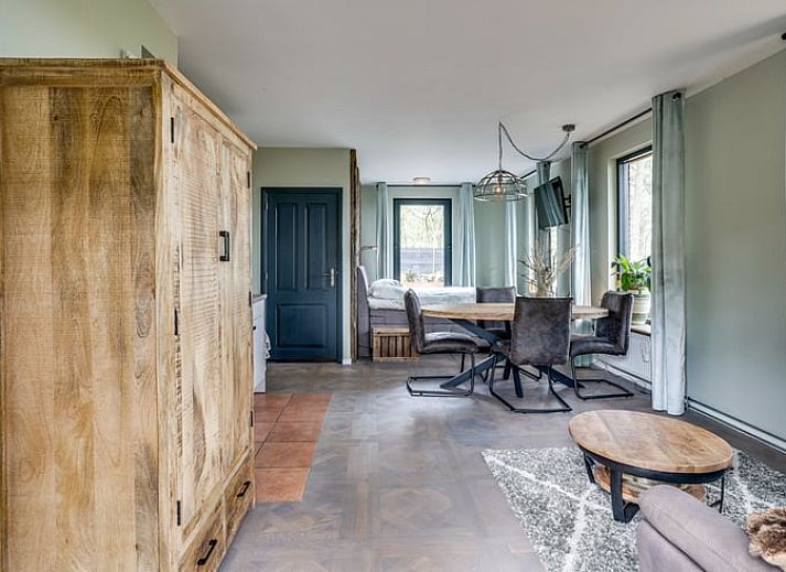 Gezellige binnenruimte van Huisje in Wekerom, vakantiehuis in Veluwe, Gelderland met comfortabele zithoek.