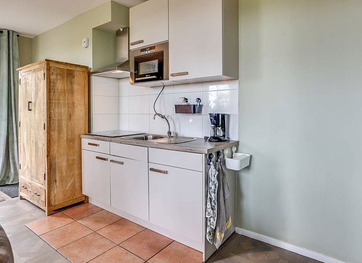 Gezellige binnenruimte van Huisje in Wekerom, vakantiehuis in Veluwe, Gelderland met comfortabele zithoek.