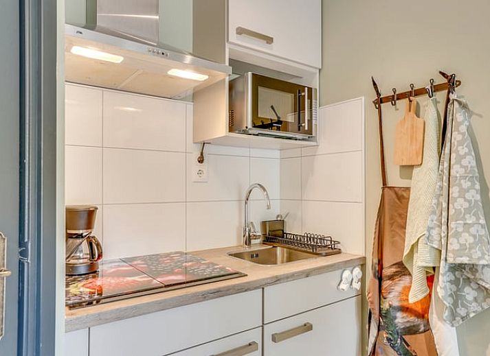 Eetgedeelte in Huisje in Wekerom, vakantiehuis in Wekerom, Veluwe met rustieke houten tafel.