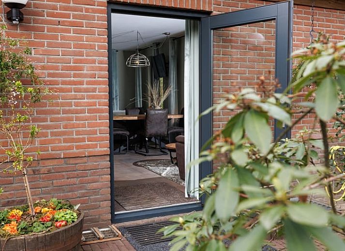 Eetgedeelte in Huisje in Wekerom, vakantiehuis in Wekerom, Veluwe met rustieke houten tafel.