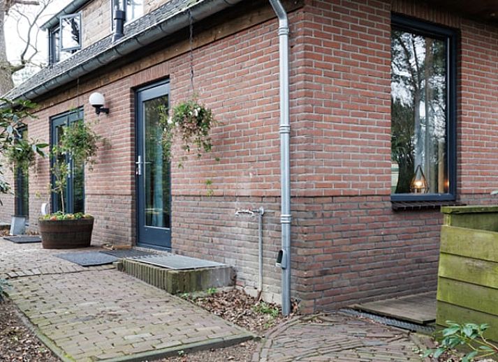 Eetgedeelte in Huisje in Wekerom, vakantiehuis in Wekerom, Veluwe met rustieke houten tafel.