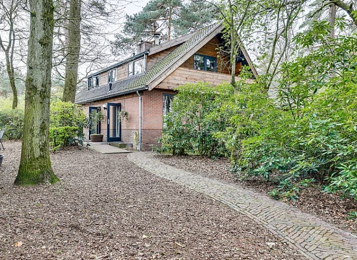 Eetgedeelte in Huisje in Wekerom, vakantiehuis in Wekerom, Veluwe met rustieke houten tafel.