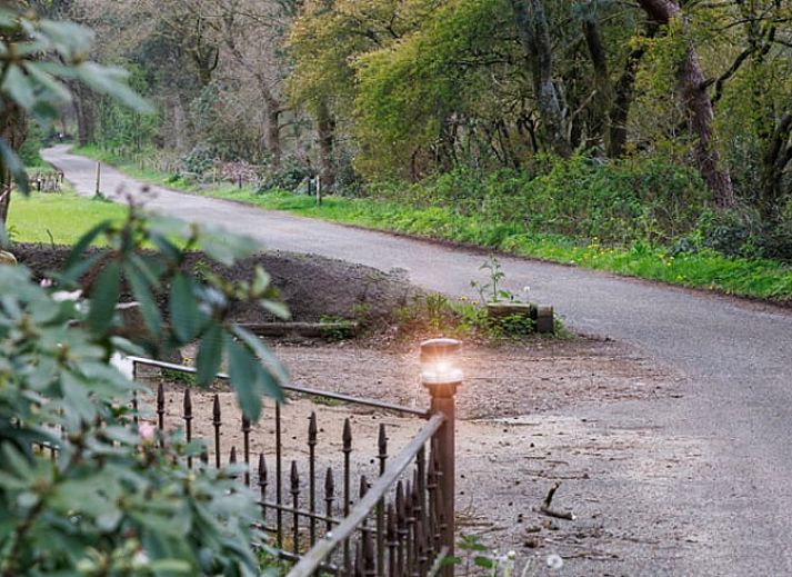 Compacte kitchenette in Huisje in Wekerom, vakantieverblijf op de Veluwe, ideaal voor zelfvoorzienend verblijf.