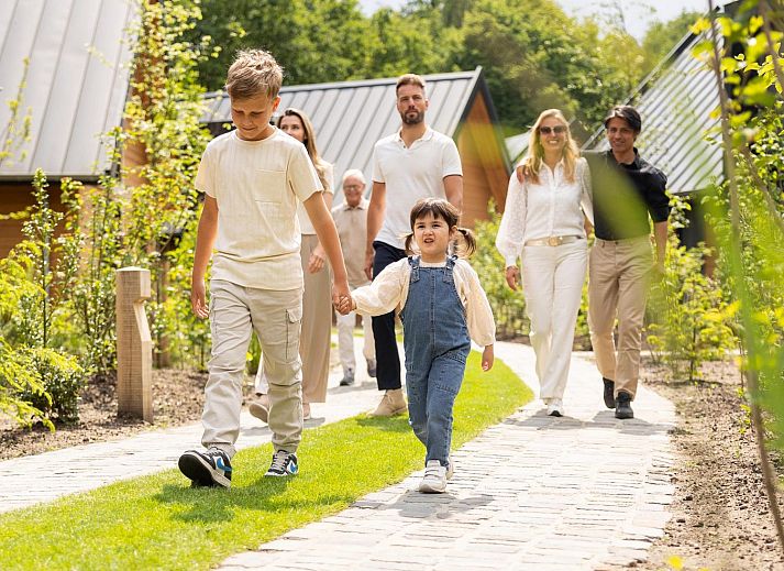 Geraeumige Veranda der Veluwe Villa mit Hallenbad & Wellness XL in Wekerom, ideal fuer Gruppenaufenthalte.
