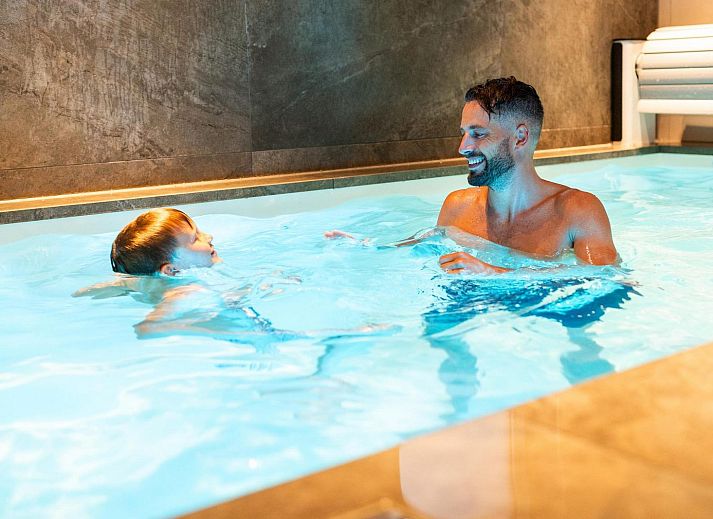 Vorderansicht der Veluwe Villa mit Innenpool & Wellness XL in Wekerom, umgeben von wunderschoener Natur.