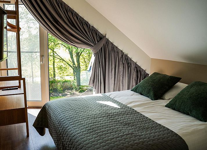 Veranda der Naturvilla mit Whirlpool & Sauna in Wekerom, Veluwe. Geniessen Sie die Aussicht auf die Natur von diesem Ferienhaus aus.