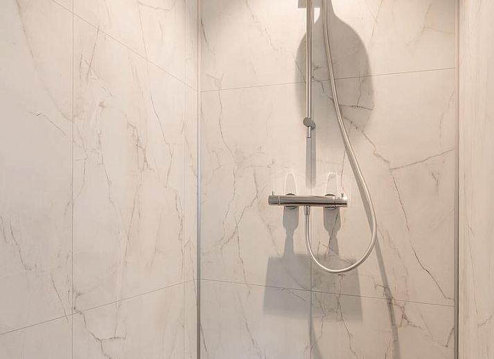 Entspannen Sie sich im Whirlpool der Nature Villa mit Whirlpool & Sauna in Wekerom, Veluwe. Perfektes Urlaubsdomizil fuer Wellness und Ruhe.