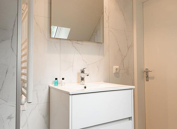 Entspannen Sie sich im Whirlpool der Nature Villa mit Whirlpool & Sauna in Wekerom, Veluwe. Perfektes Urlaubsdomizil fuer Wellness und Ruhe.