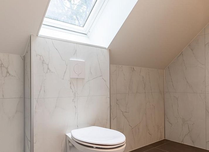 Entspannen Sie sich im Whirlpool der Nature Villa mit Whirlpool & Sauna in Wekerom, Veluwe. Perfektes Urlaubsdomizil fuer Wellness und Ruhe.