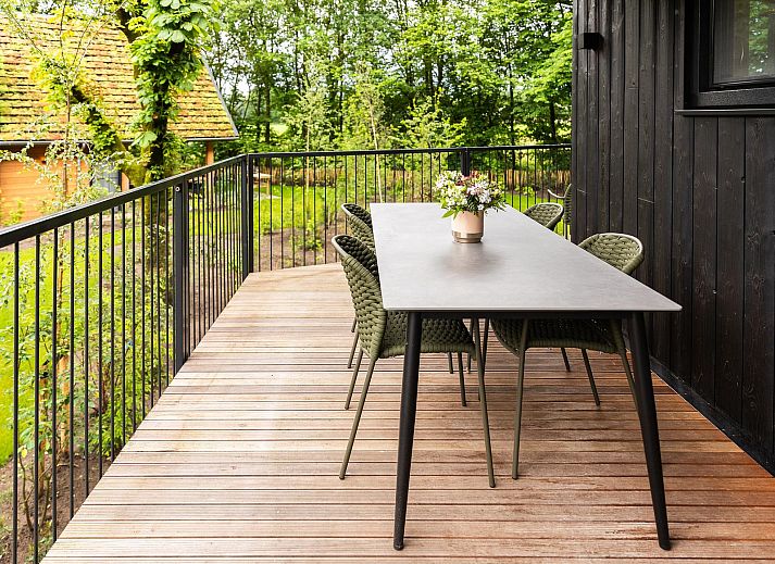 Entspannen Sie sich im Whirlpool der Nature Villa mit Whirlpool & Sauna in Wekerom, Veluwe. Perfektes Urlaubsdomizil fuer Wellness und Ruhe.