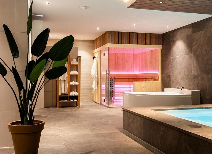 Boerderij Villa met Binnenzwembad & Wellness in Wekerom, Gelderland, met ruime veranda en moderne architectuur.