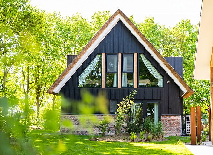 Boerderij Villa met Binnenzwembad & Wellness in Wekerom, Gelderland, met ruime veranda en moderne architectuur.
