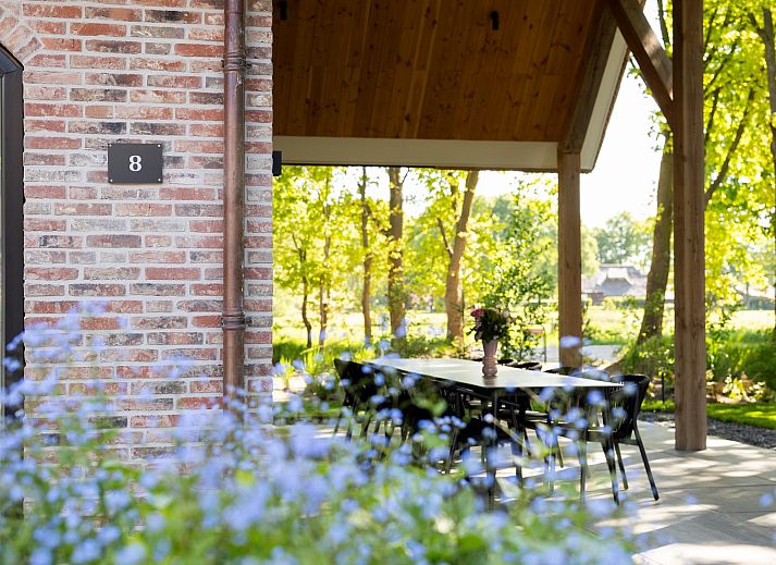 Boerderij Villa met Binnenzwembad & Wellness in Wekerom, Gelderland, met ruime veranda en moderne architectuur.